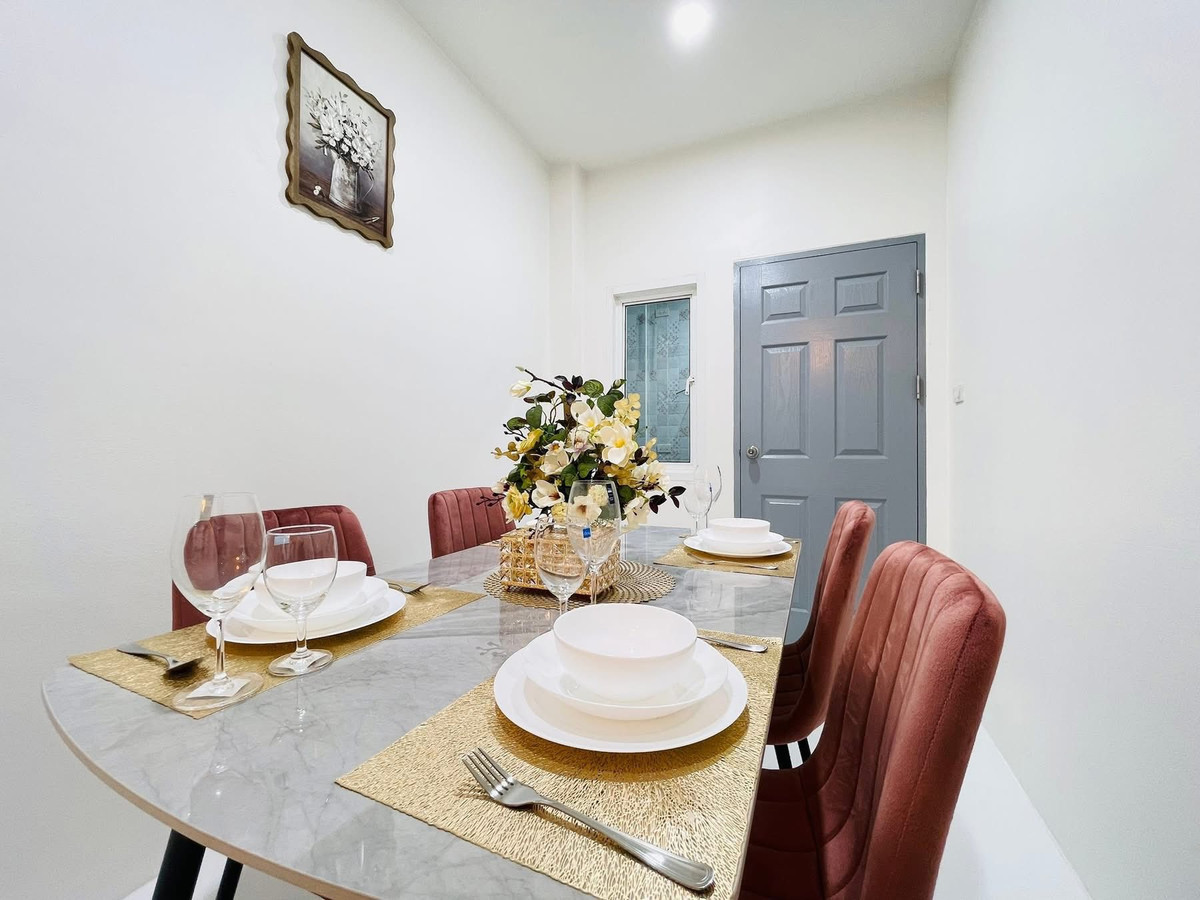 For SaleHousePattaya, Bangsaen, Chonburi : Ratanakorn Village 24 / 2 Bedrooms (FOR SALE) BEWN058