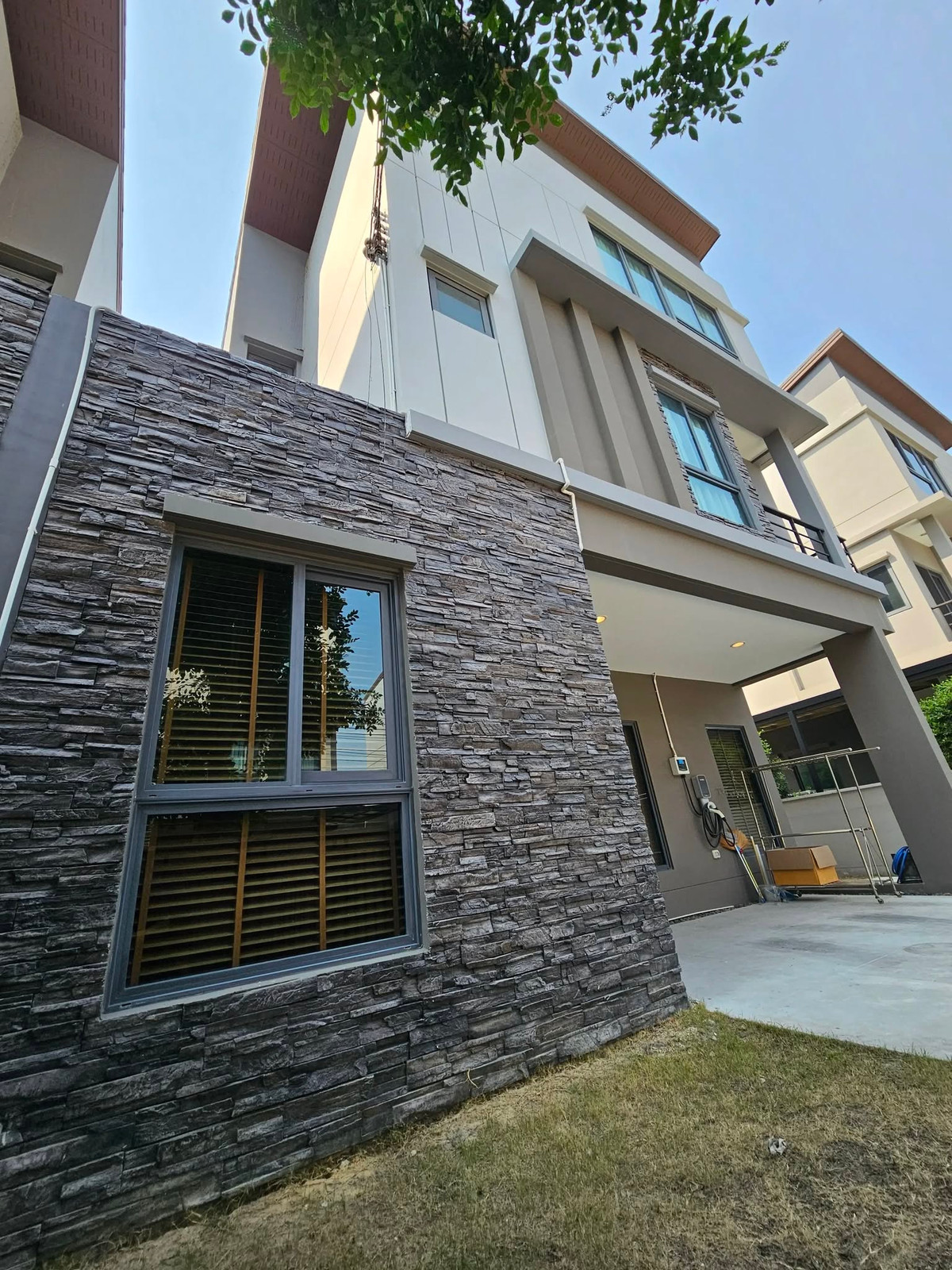 For RentHousePattanakan, Srinakarin : Baan Klang Muang The Edition Rama 9 - Krungthep Kreetha / 4 Bedrooms (FOR RENT) BZD138