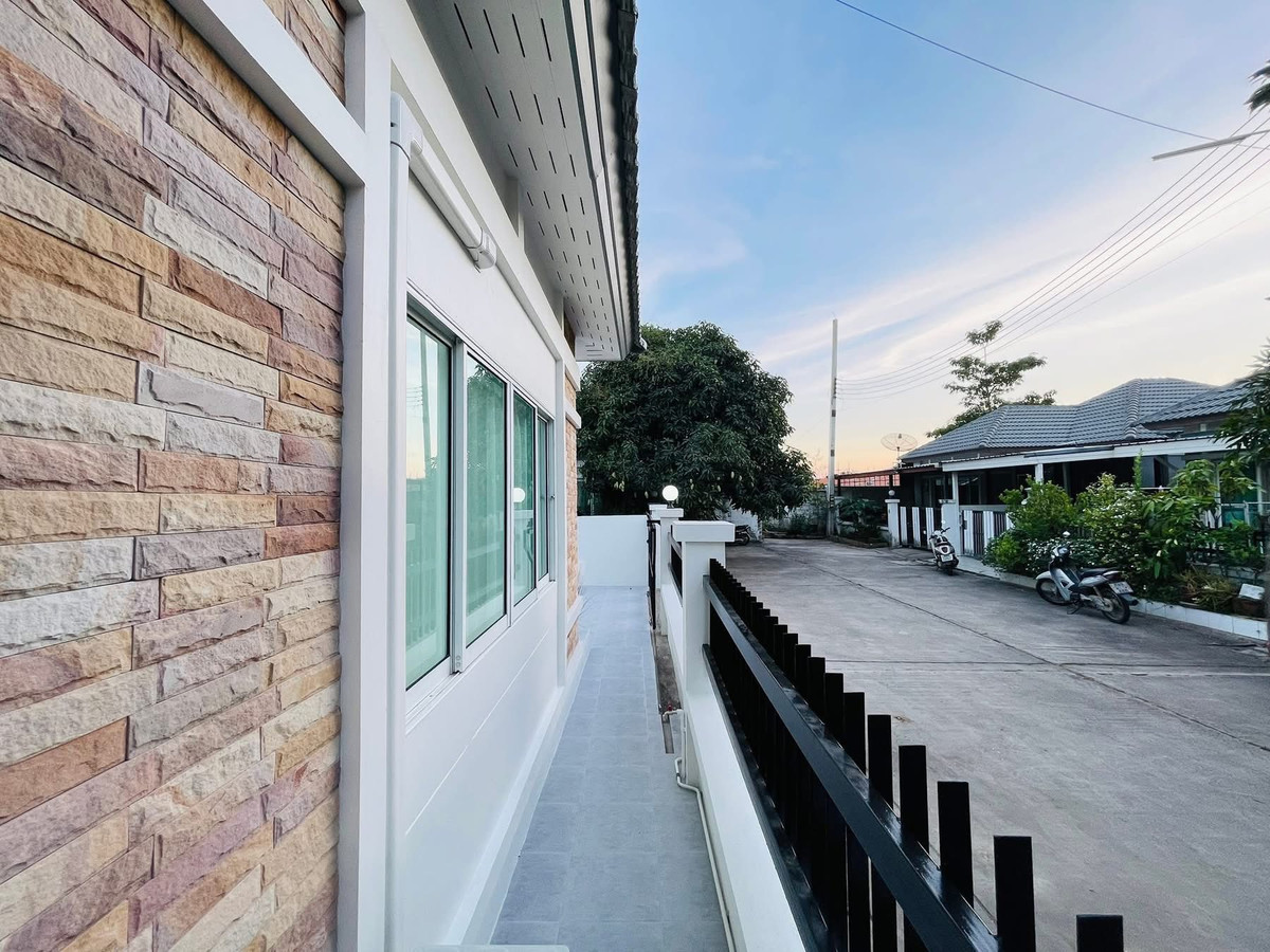 For SaleHousePattaya, Bangsaen, Chonburi : Ratanakorn Village 24 / 2 Bedrooms (FOR SALE) BEWN058