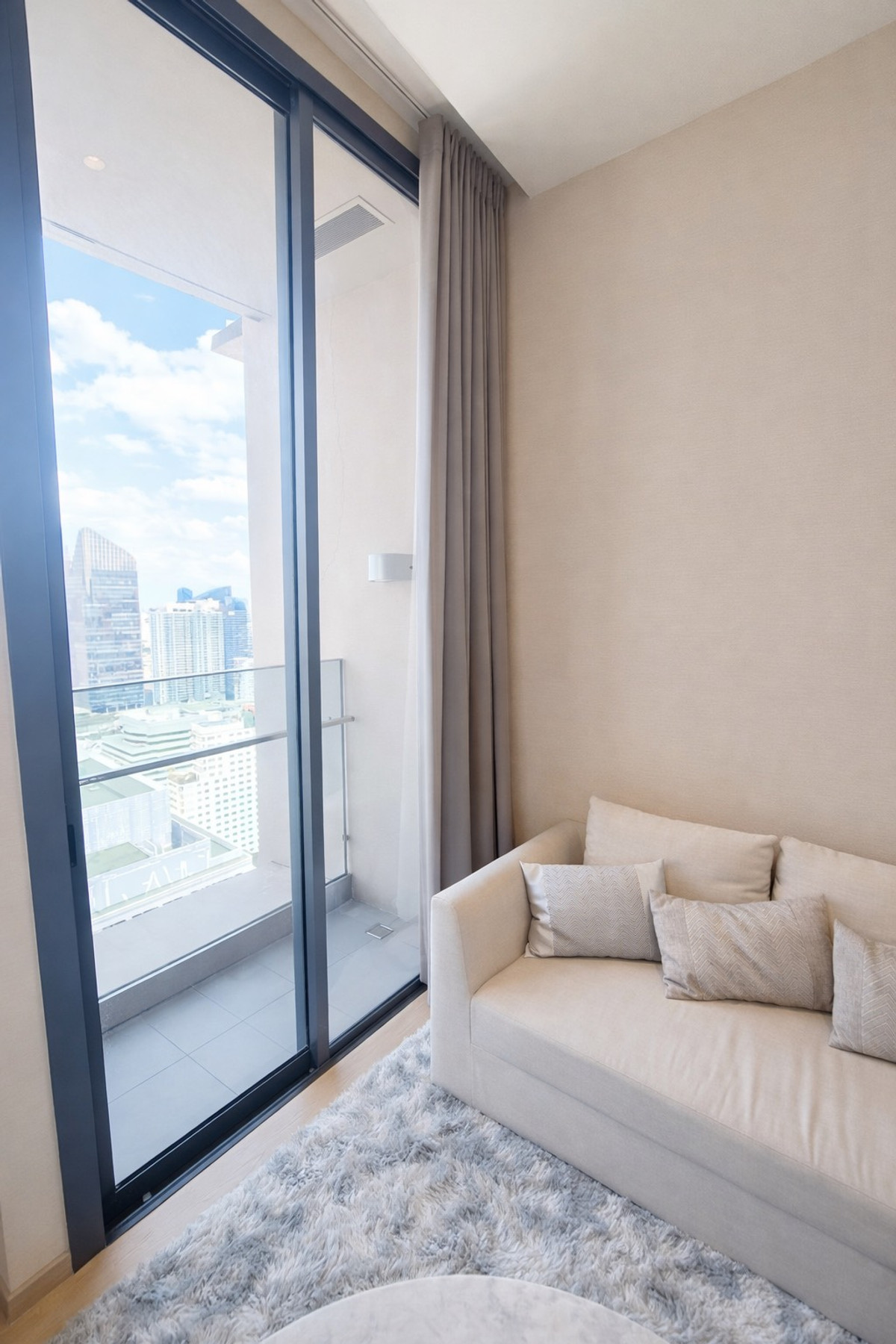 ให้เช่าคอนโดสุขุมวิท อโศก ทองหล่อ : ✨ Luxury Condo for Rent – The Esse Asoke  วิวเมืองเต็มตา โปร่ง โล่ง เป็นส่วนตัว