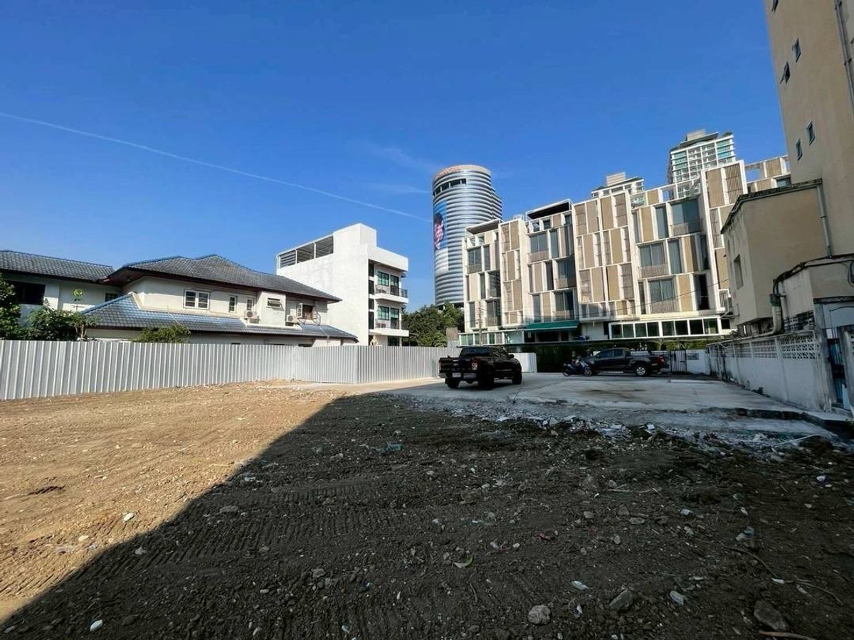 For SaleLandSukhumvit, Asoke, Thonglor : Land for sale in Phrom Phong, Sukhumvit 31, area 311.7 square wah, price 385,000 baht per square wah.