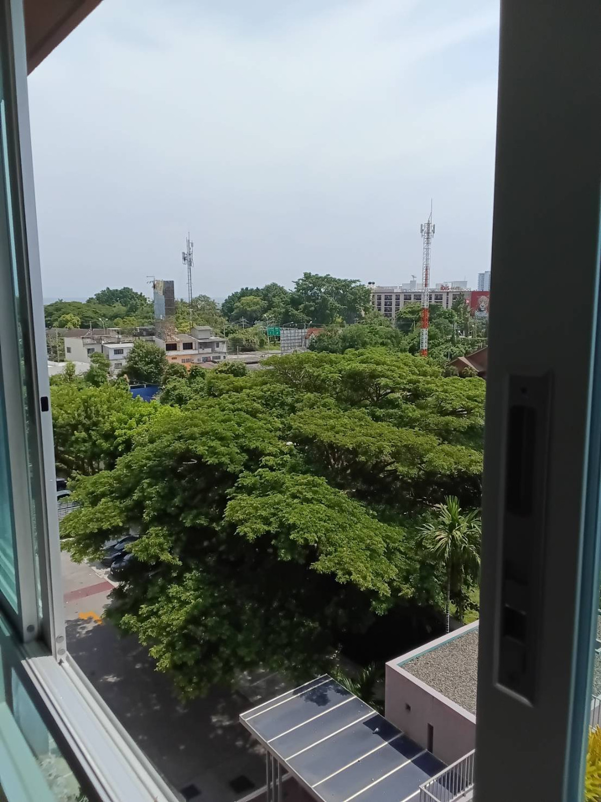 ขายคอนโดหัวหิน ประจวบคีรีขันธ์ : ขายถูกต่ำกว่าราคาประเมิน คอนโด บ้านคุ้นเคย หัวหิน ของแสนสิริ  พร้อมเฟอร์ฯ ครบ  1.64 ล้าน  วิวสระน้ำ และภูเขา  อยู่ใจกลาง หัวหิน  ใกล้ ตลาดซิคาด้า  