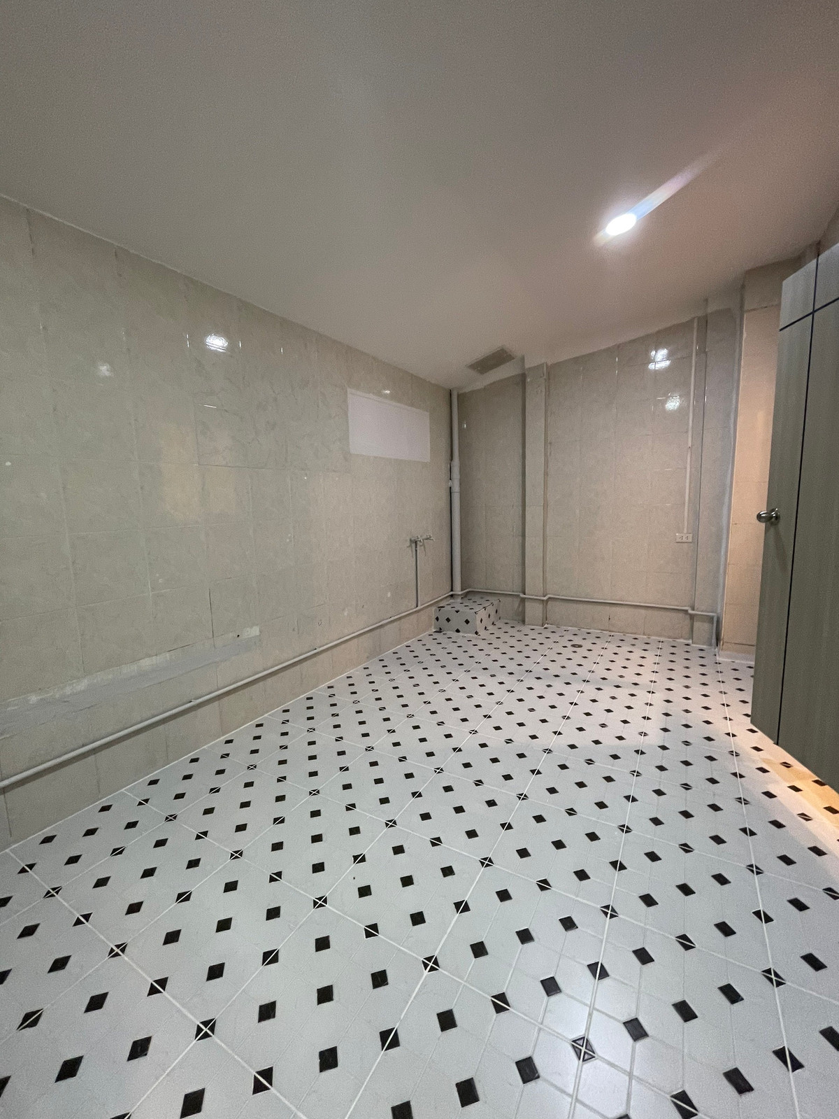 For RentShop HousePattanakan, Srinakarin : 3-storey commercial building for rent, next to Krungthep Kreetha Road, Soi 7, size 26 square meters, upper floor has 5 bedrooms, suitable for doing business. Beauty Clinic, Spa / Wellness, Full Service Beauty Salon Homey style cafe