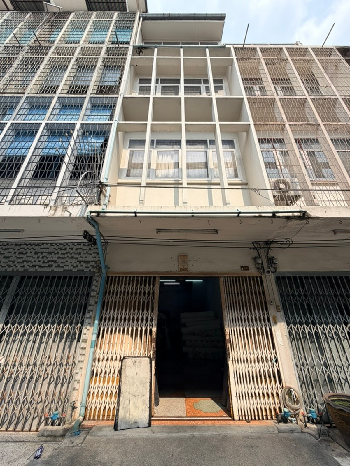 ขายอาคารพาณิชย์วงเวียนใหญ่ เจริญนคร : ขาย อาคารพาณิชย์ 4 ชั้น 13.3 ตารางวา ซ.สมเด็จเจ้าพระยา6 พื้นที่กรุงเทพฯชั้นใน