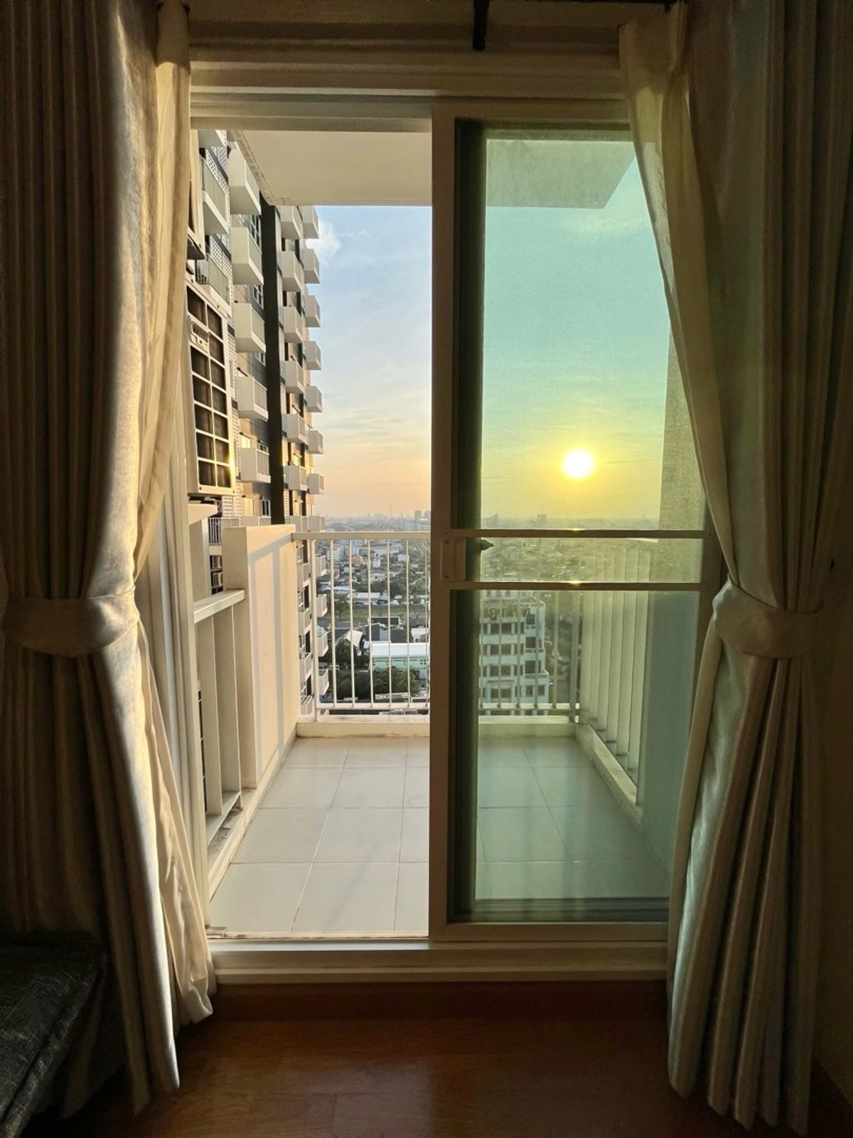 ให้เช่าคอนโดบางซื่อ วงศ์สว่าง เตาปูน : 📍โครงการ : The Parkland รัชดา - วงศ์สว่าง
🚝 ใกล้ : MRT สถานีวงศ์สว่าง 50 เมตร
💵 ราคาเช่า : 15,000 บาท / เดือน