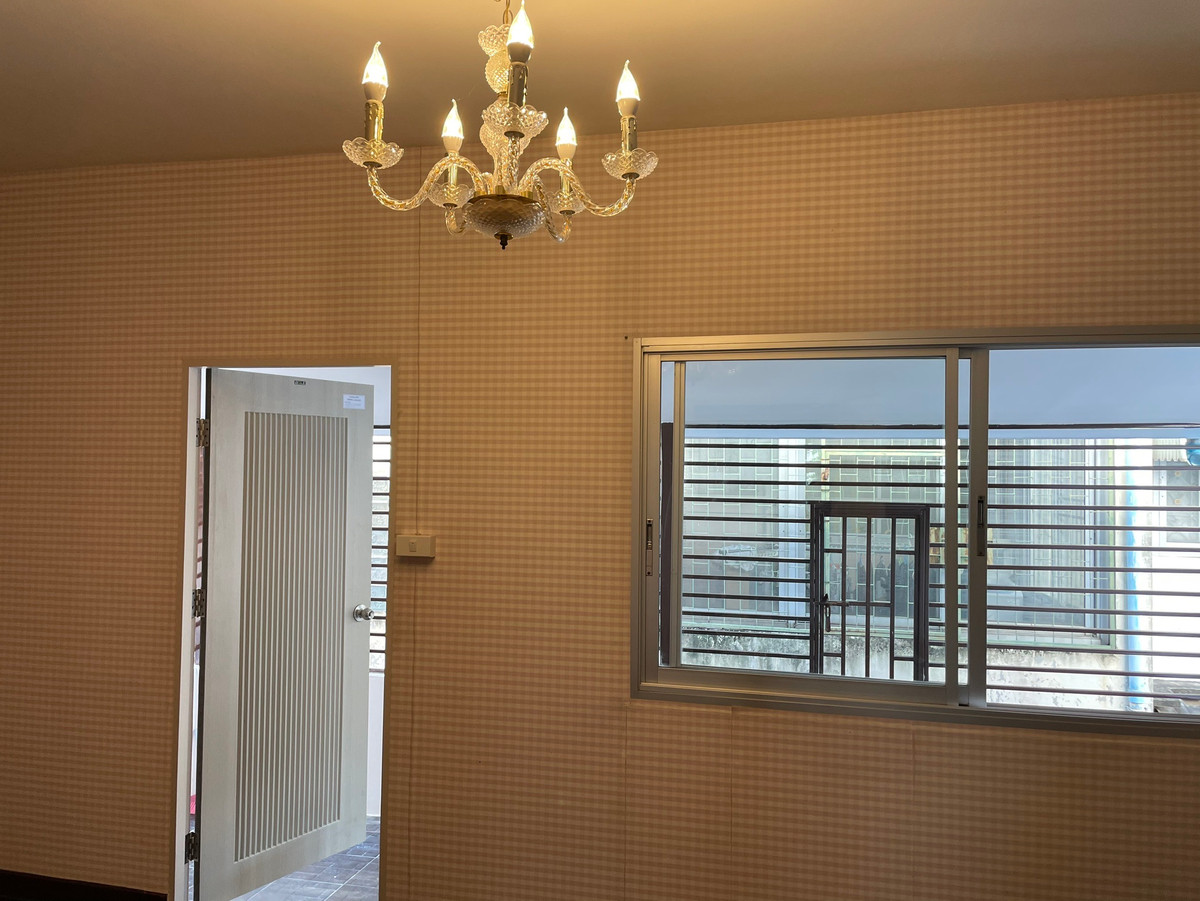 For RentShop HousePattanakan, Srinakarin : 3-storey commercial building for rent, next to Krungthep Kreetha Road, Soi 7, size 26 square meters, upper floor has 5 bedrooms, suitable for doing business. Beauty Clinic, Spa / Wellness, Full Service Beauty Salon Homey style cafe