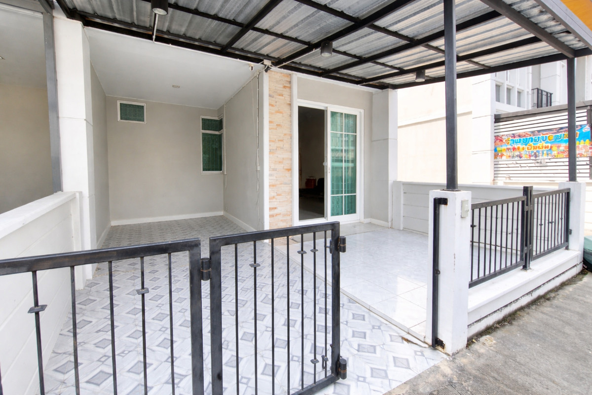 For SaleTownhomePathum Thani,Rangsit, Thammasat : Quality Townhome in Golden Town Vibhavadi–Rangsit Easy access to the city, near expressway and electric train, surrounded by complete amenities! For Sale: Townhome at Golden Town Vibhavadi–Rangsit Prime location on Vibhavadi–Rangsit Road