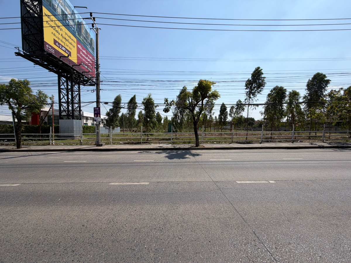 For RentLandNawamin, Ramindra : Empty land for rent, already filled in, can be rented out, next to Khubon Road, village area and department store.