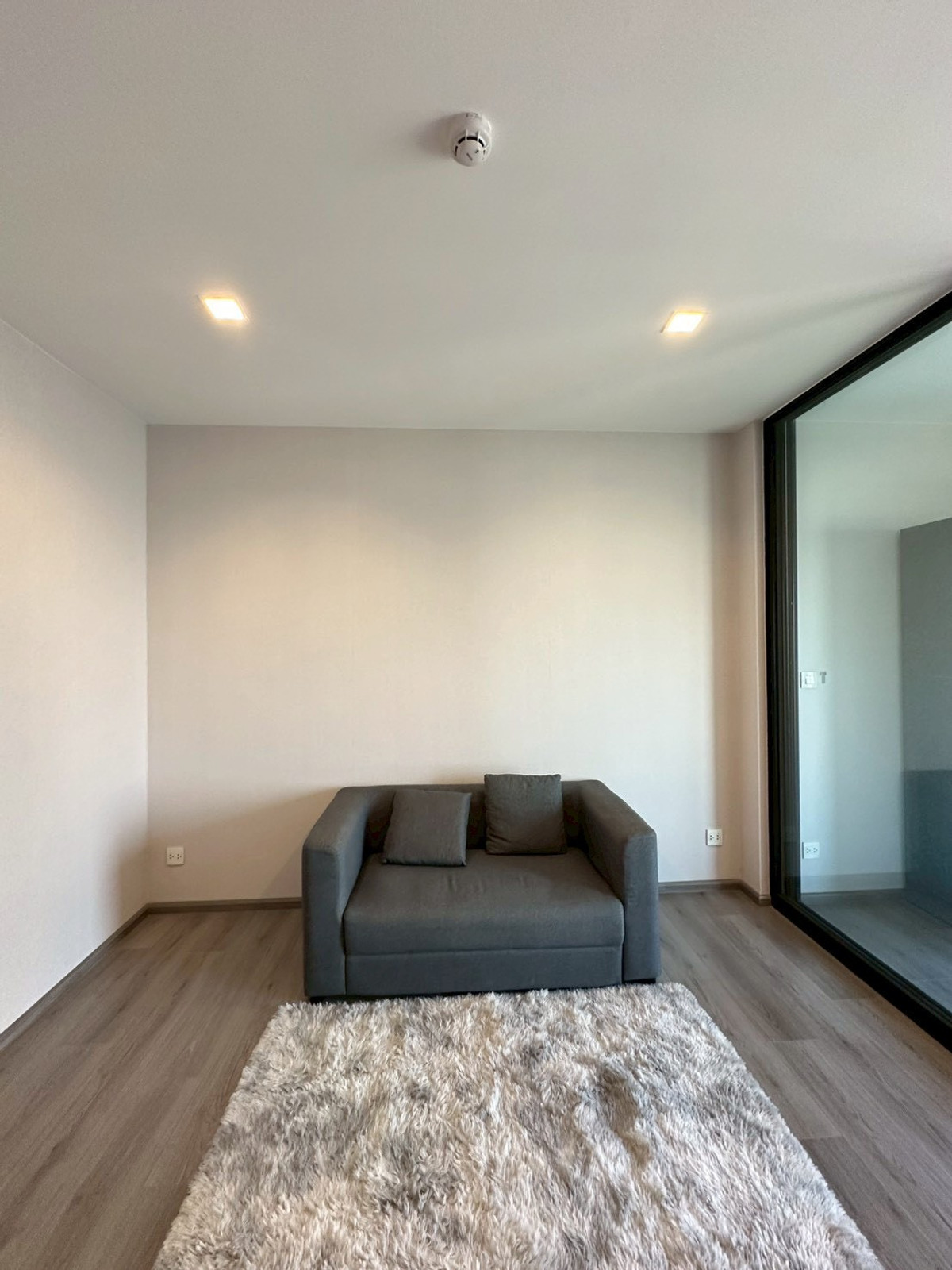 For RentCondoRattanathibet, Sanambinna : For rent, The Politant Rive, high floor, new room, fully furnished.