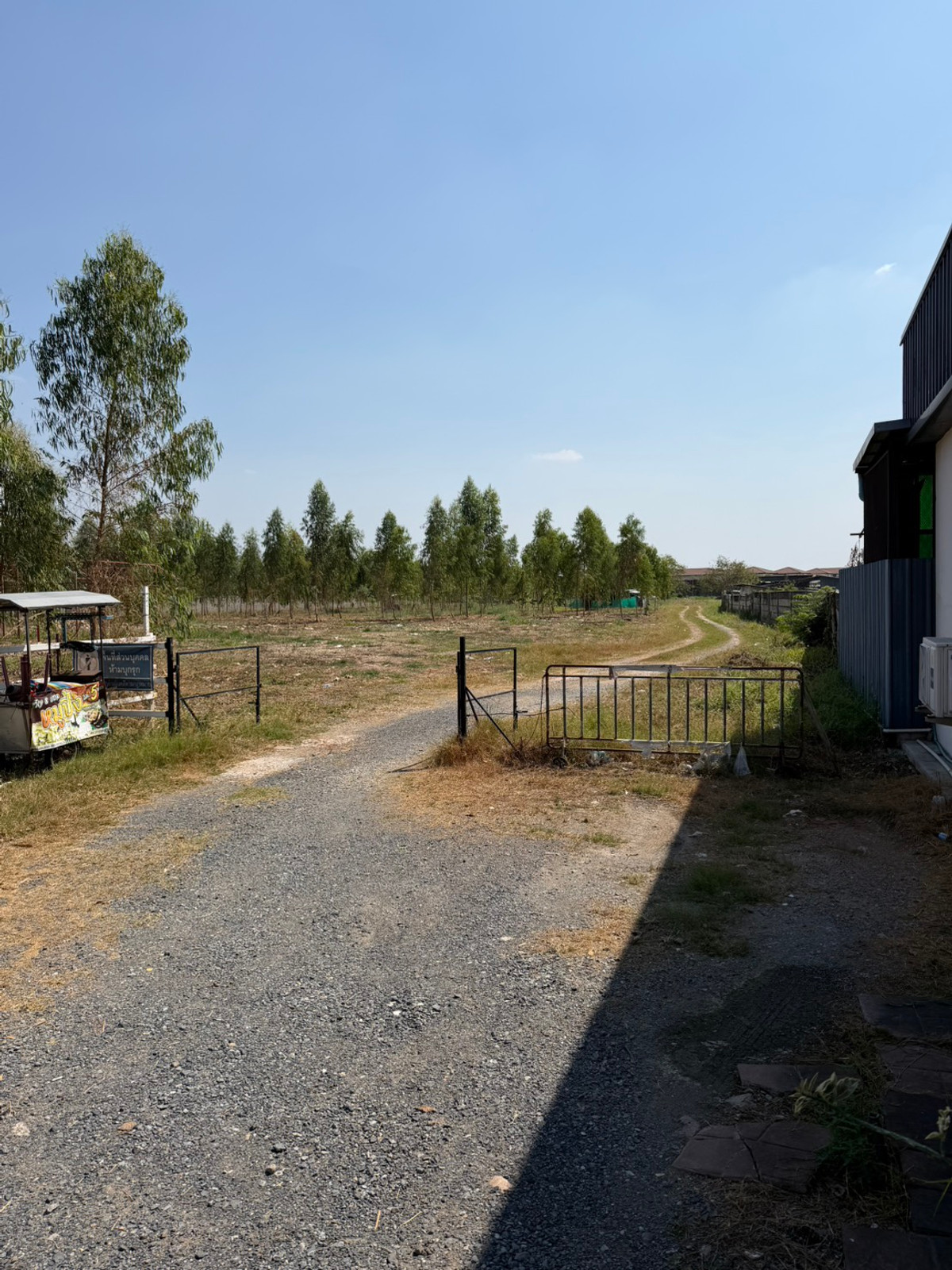 ให้เช่าที่ดินนวมินทร์ รามอินทรา : ให้เช่าที่ดินเปล่าถมแล้ว แบ่งเช่าได้ ติดถนนคู้บอน ย่านหมู่บ้านและห้างสรรพสินค้า