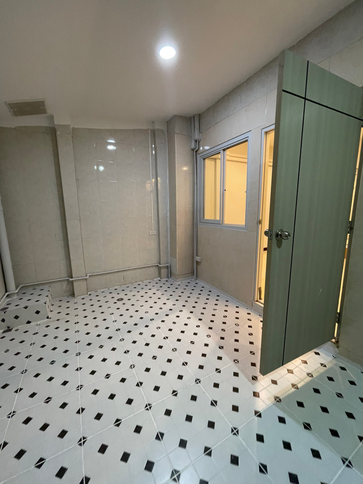 For RentShop HousePattanakan, Srinakarin : 3-storey commercial building for rent, next to Krungthep Kreetha Road, Soi 7, size 26 square meters, upper floor has 5 bedrooms, suitable for doing business. Beauty Clinic, Spa / Wellness, Full Service Beauty Salon Homey style cafe