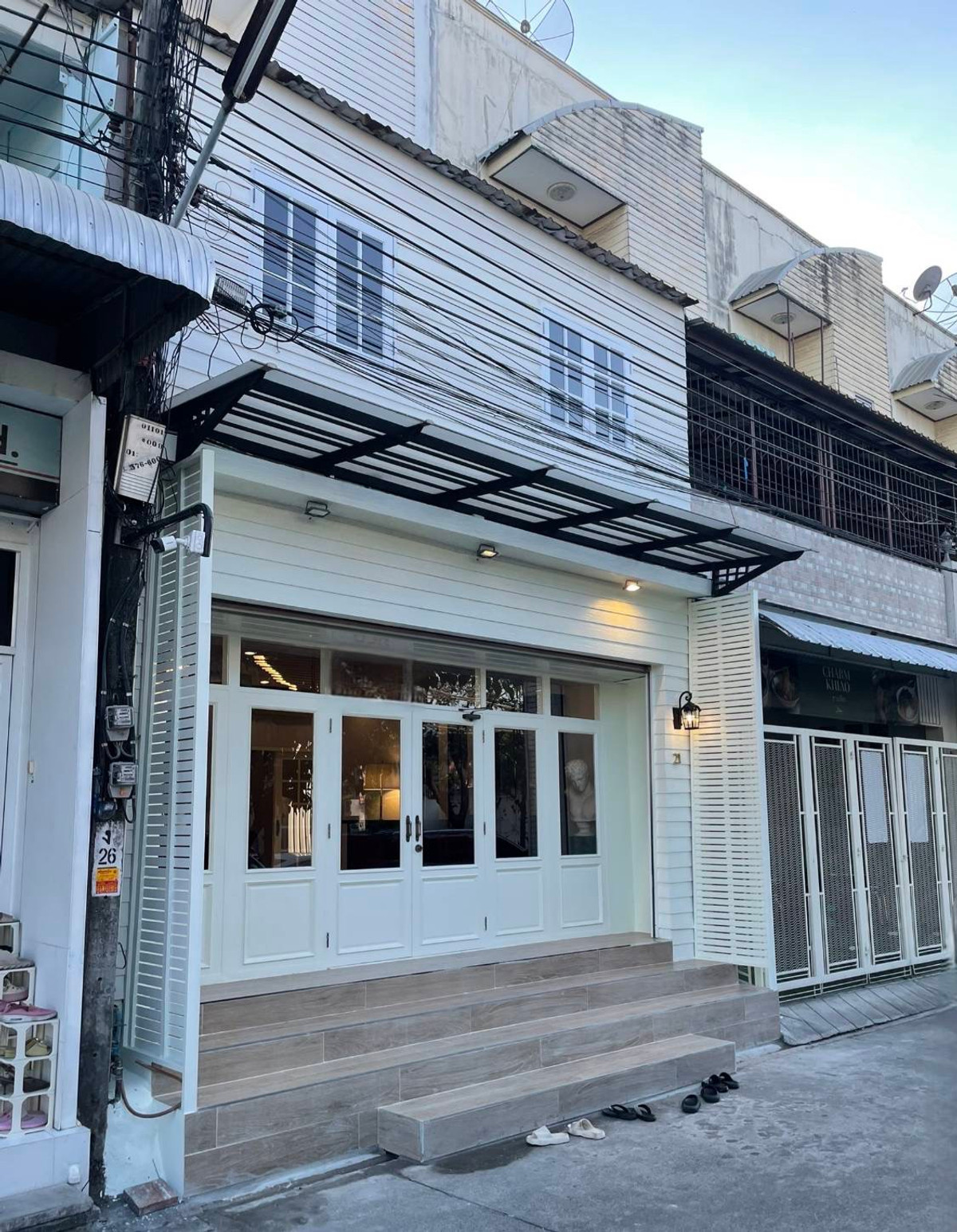For RentShop HousePattanakan, Srinakarin : 3-storey commercial building for rent, next to Krungthep Kreetha Road, Soi 7, size 26 square meters, upper floor has 5 bedrooms, suitable for doing business. Beauty Clinic, Spa / Wellness, Full Service Beauty Salon Homey style cafe