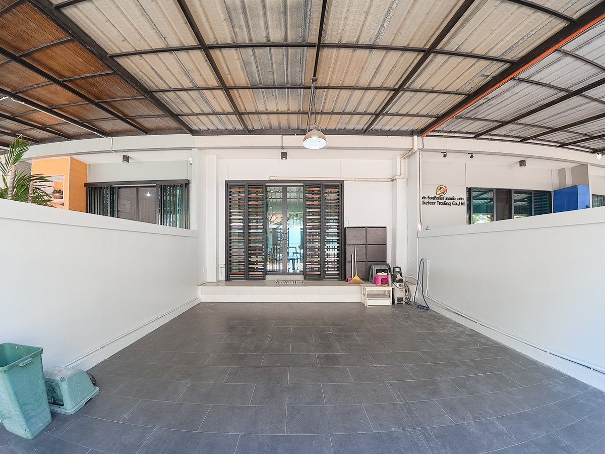 For SaleTownhomeSamut Prakan,Samrong : Cheap 3-story townhome for sale, Liabwongwaen Road, Bangna-On Nut, eco space project, near Mega Bangna, Ramkhamhaeng University 2.