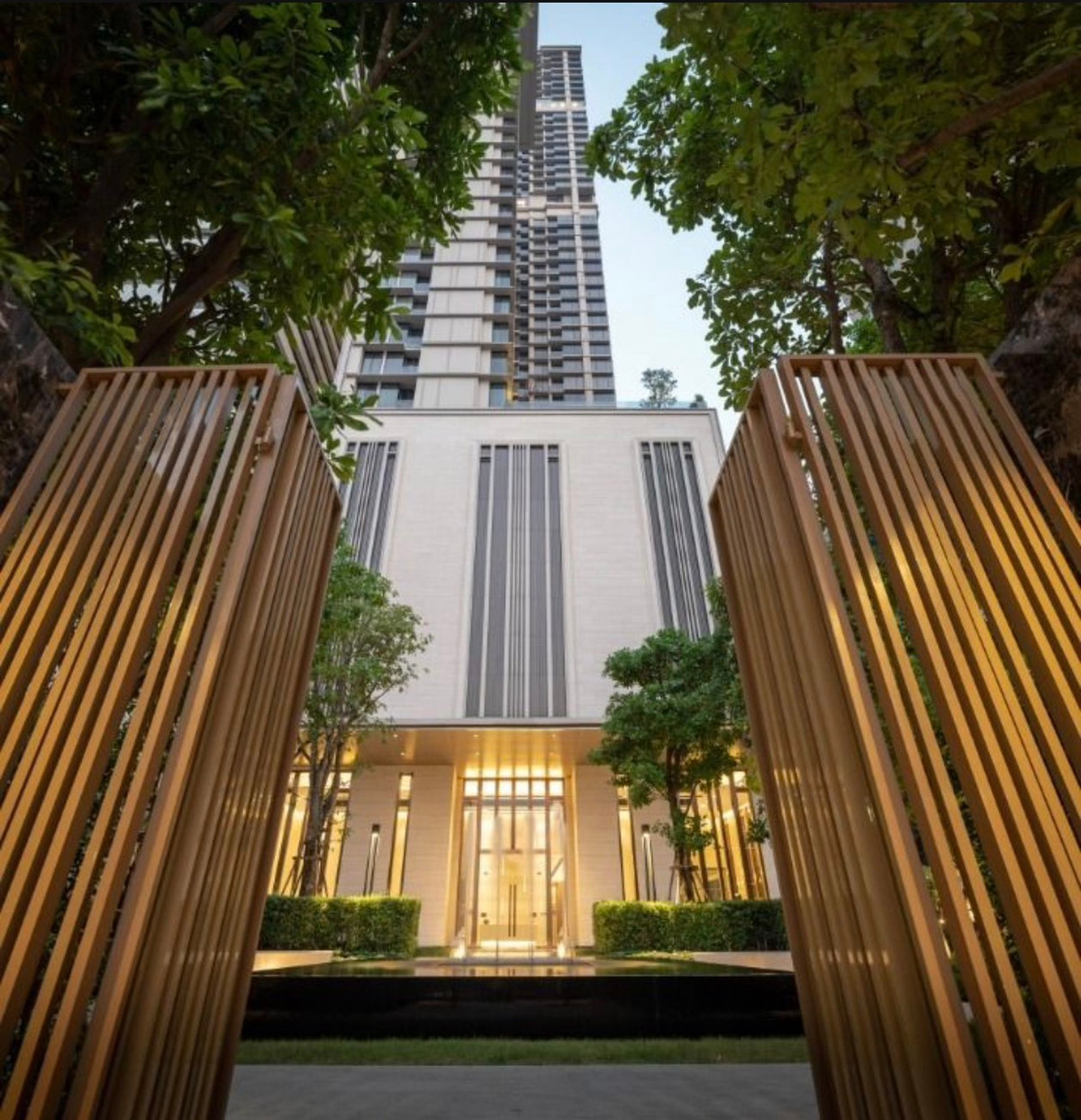 ให้เช่าคอนโดสุขุมวิท อโศก ทองหล่อ : ✨ Luxury Condo for Rent – The Esse Asoke  วิวเมืองเต็มตา โปร่ง โล่ง เป็นส่วนตัว