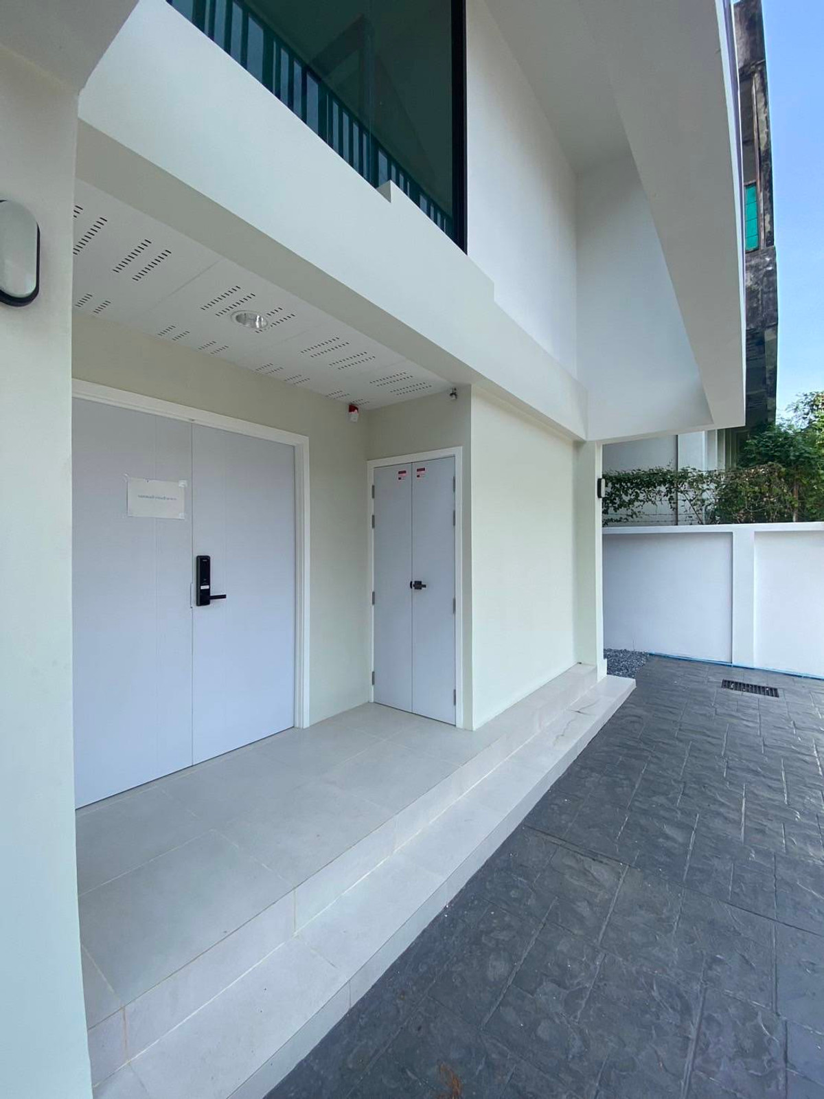 For SaleHouseOnnut, Udomsuk : ✨New house for sale in Pridi 14 area, 4 floors, 4 bedrooms, size 350 sq m., with furniture, has a built-in elevator, air conditioning throughout the house.