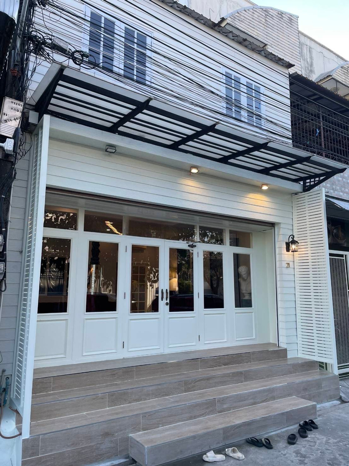 For RentShop HousePattanakan, Srinakarin : 3-storey commercial building for rent, next to Krungthep Kreetha Road, Soi 7, size 26 square meters, upper floor has 5 bedrooms, suitable for doing business. Beauty Clinic, Spa / Wellness, Full Service Beauty Salon Homey style cafe