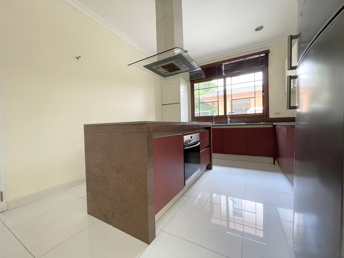 For RentHousePattanakan, Srinakarin : Single house for rent, Phatthanakan-Srinakarin, near Airport link Hua Mak, 5 bedrooms.