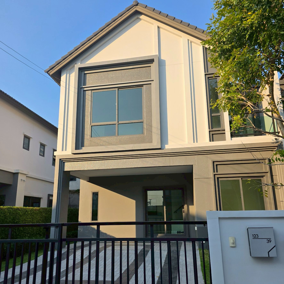 For SaleHouseSamut Prakan,Samrong : Budget not exceeding 7 million baht, you can own a house in Bangna-Kingkaew area (next to the main road).