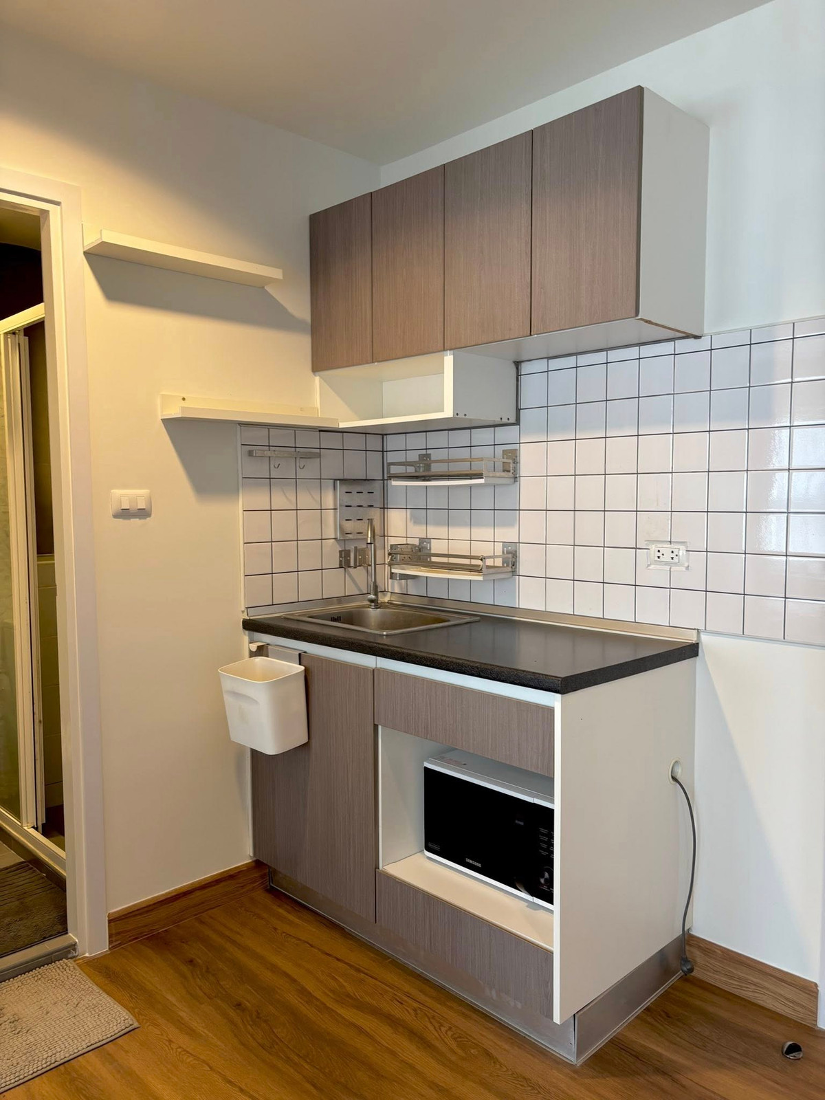 For RentCondoSamut Prakan,Samrong : For rent 📍 The Trust Condo @BTS Erawan 📍 Fully furnished with appliances. Near BTS Erawan.