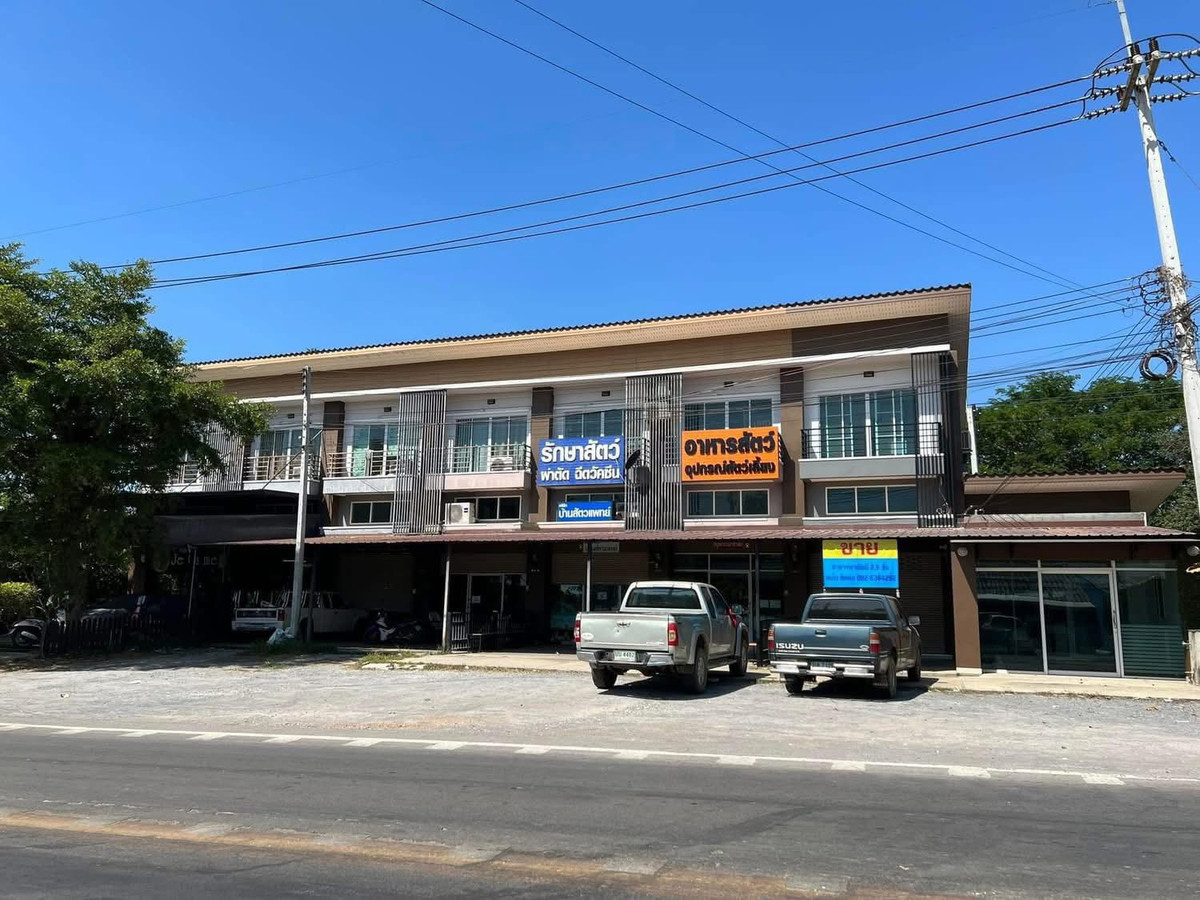 For SaleShop HouseKanchanaburi : Selling very cheap!! Commercial building, 2.5 floors, prime location, next to the main road, in front of Dan Makham Tia Secondary School. Dan Makham Tia District, Kanchanaburi Province