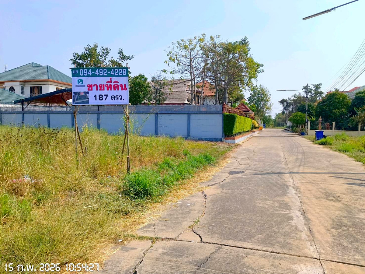 For SaleLandNakhon Sawan : Selling cheap! Land 187 sq m (2 adjacent plots), Rim Ping Niwet Project, Nakhon Sawan, only 2.4 million baht, average of 10,000 baht per sq m, prime location near the Ping River.