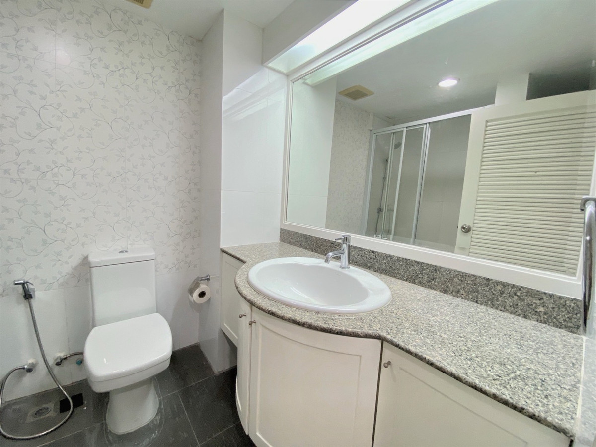 For SaleCondoSukhumvit, Asoke, Thonglor : For sale with tenant Royal Castle Sukhumvit 500 meters to BTS Phrom Phong 
 3 bedrooms, 2 bathrooms 
 140 square meters.