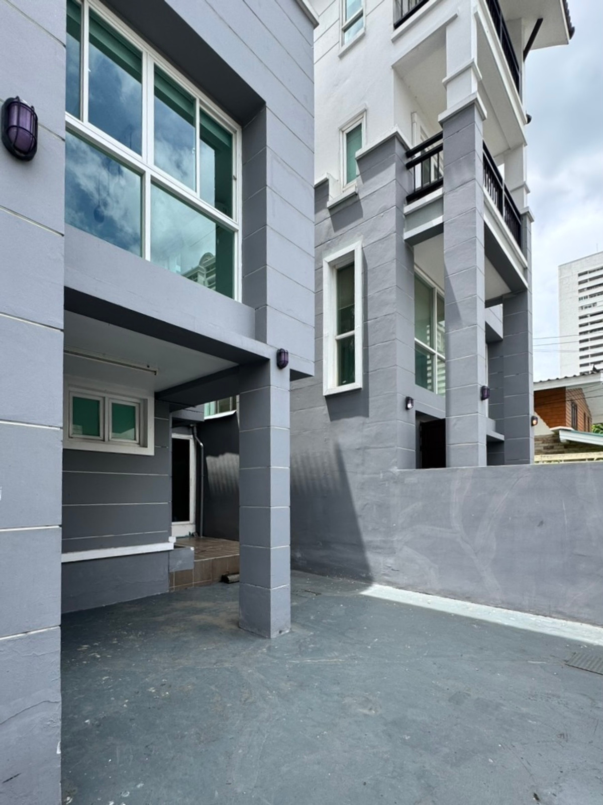 ให้เช่าทาวน์โฮมพระราม 9 เพชรบุรีตัดใหม่ RCA : ให้เช่า ทาวน์โฮม เอกมัย – ปรีดี พนมยงค์ 31 ทำเลโฮมออฟฟิศ / อยู่อาศัยใจกลางเมือง เนื้อที่ 27 ตารางวา พื้นที่ใช้สอย 178 ตร.ม.  3 ห้องนอน 3 ห้องน้ำ