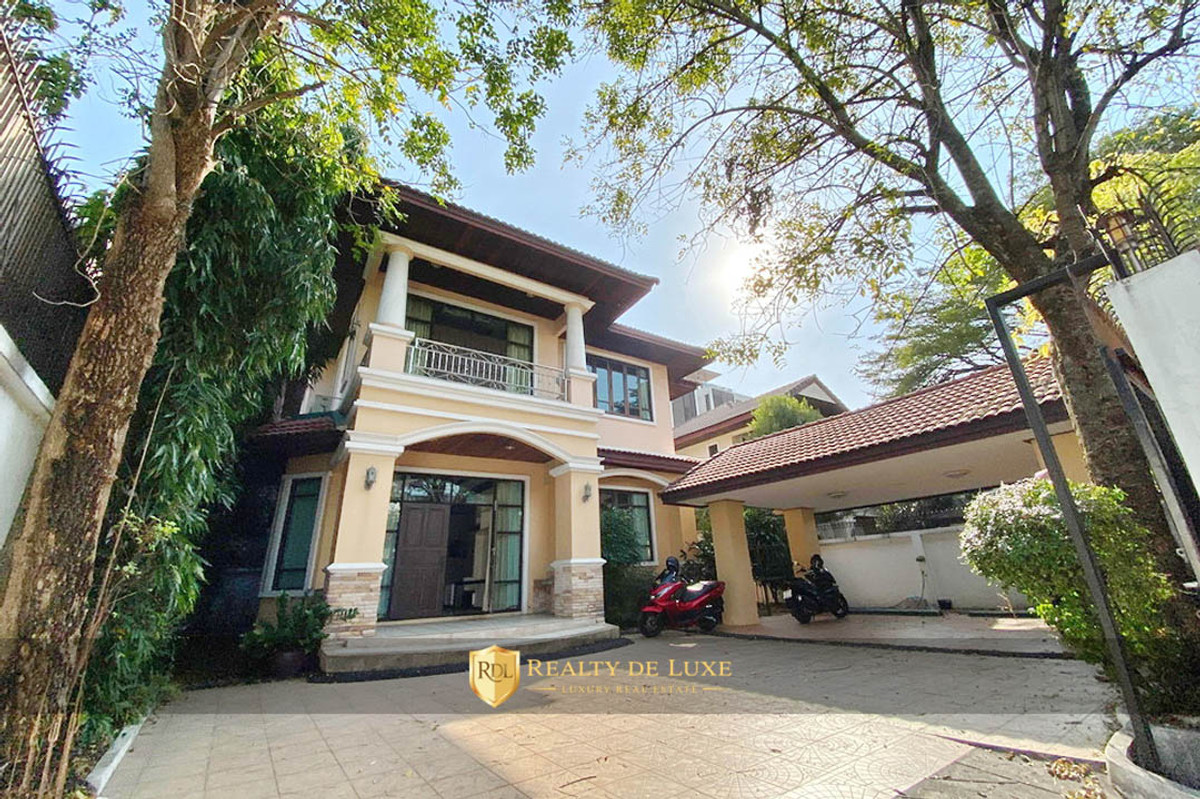 For RentHouseSukhumvit, Asoke, Thonglor : 𝐅𝐨𝐫 𝐑𝐞𝐧𝐭 𝟐-𝐬𝐭𝐨𝐫𝐞𝐲 𝐝𝐞𝐭𝐚𝐜𝐡𝐞𝐝 𝐡𝐨𝐮𝐬𝐞. 𝐒𝐩𝐚𝐜𝐢𝐨𝐮𝐬 𝐡𝐨𝐮𝐬𝐞, 𝐧𝐞𝐚𝐫 𝐁𝐓𝐒 𝐄𝐤𝐤𝐚𝐦𝐚𝐢