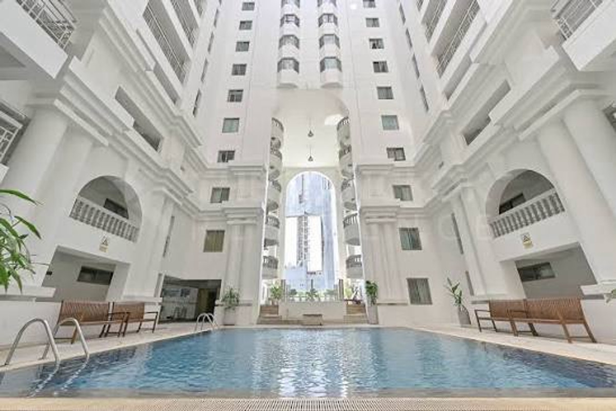 For SaleCondoSukhumvit, Asoke, Thonglor : For sale with tenant Royal Castle Sukhumvit 500 meters to BTS Phrom Phong 
 3 bedrooms, 2 bathrooms 
 140 square meters.
