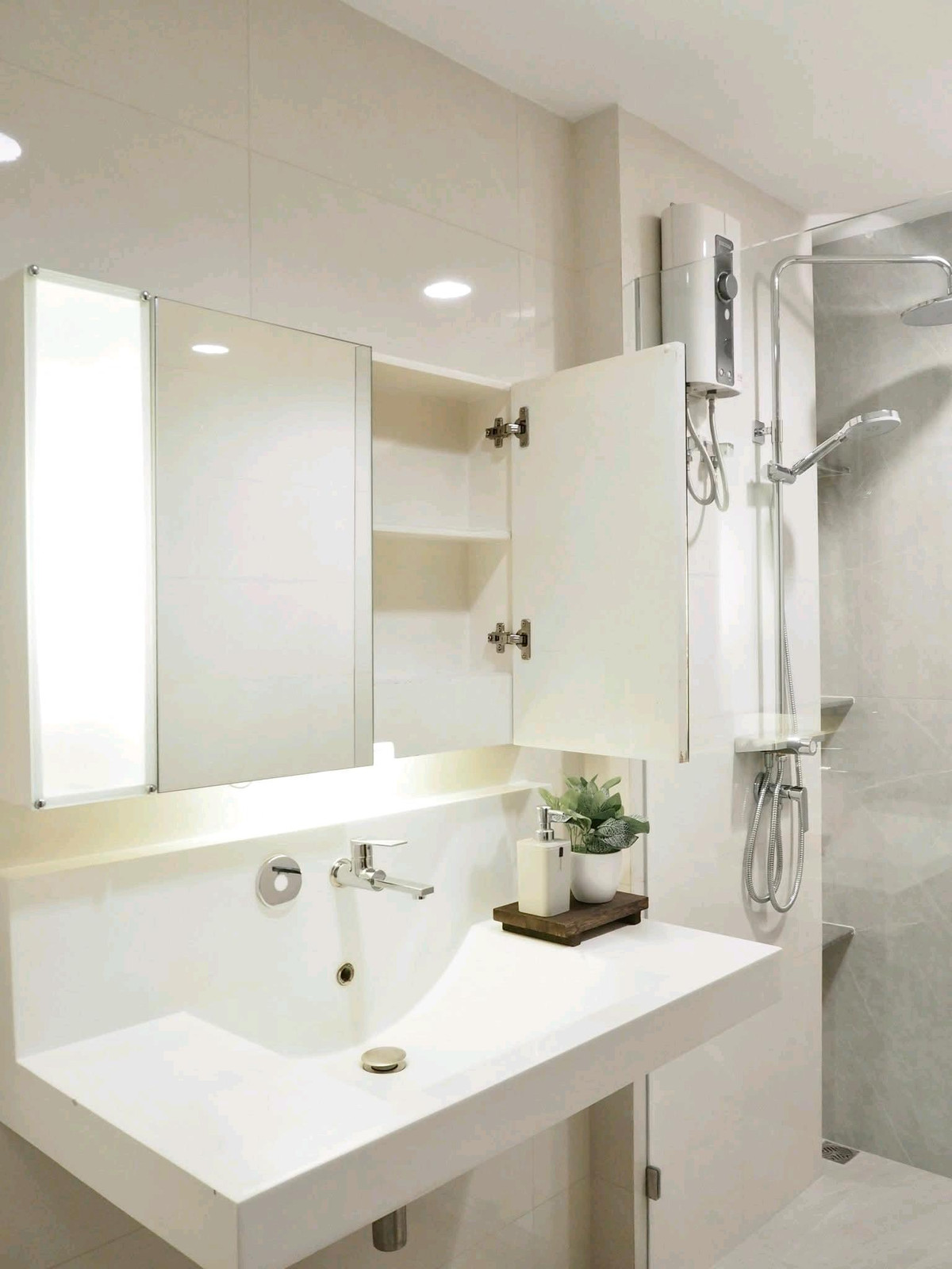 For RentCondoRatchadapisek, Huaikwang, Suttisan : Condo for rent, Rhythm Ratchada, next to MRT Ratchada.