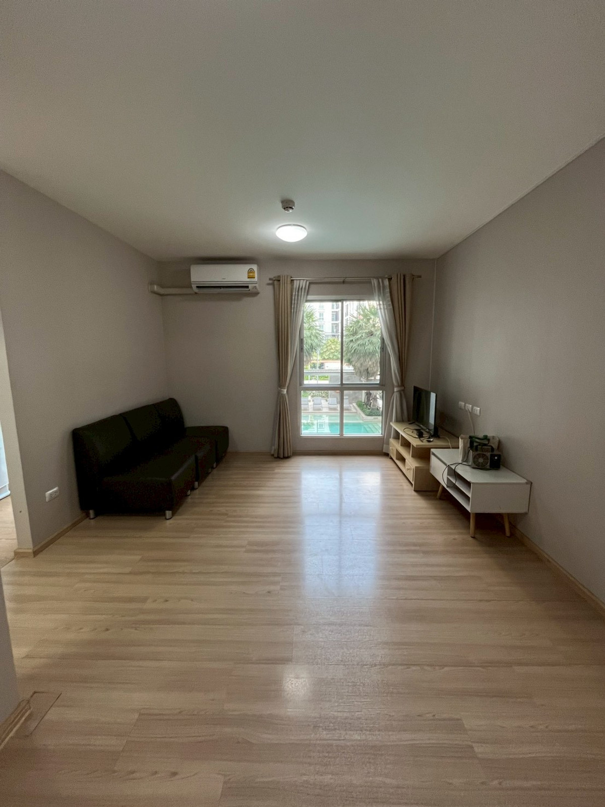 ให้เช่าคอนโดแจ้งวัฒนะ เมืองทอง : ให้เช่า.... ห้องใหญ่ ตำแหน่งดี วิวสระว่ายน้ำ ห้องกว้างน่าอยู่ พร้อมเข้าอยู่ได้เลย ราคาเช่า 15000.-/เดือน เท่านั้น!!