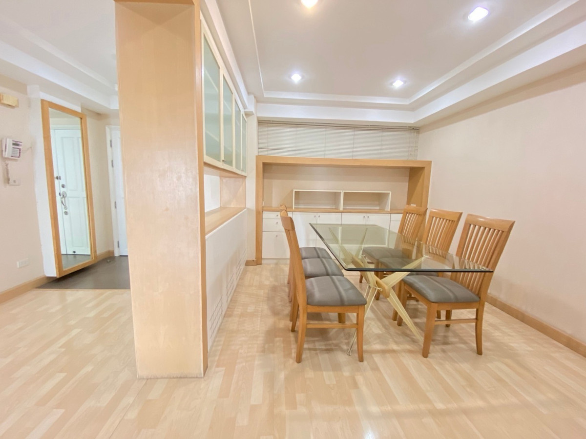 For SaleCondoSukhumvit, Asoke, Thonglor : For sale with tenant Royal Castle Sukhumvit 500 meters to BTS Phrom Phong 
 3 bedrooms, 2 bathrooms 
 140 square meters.