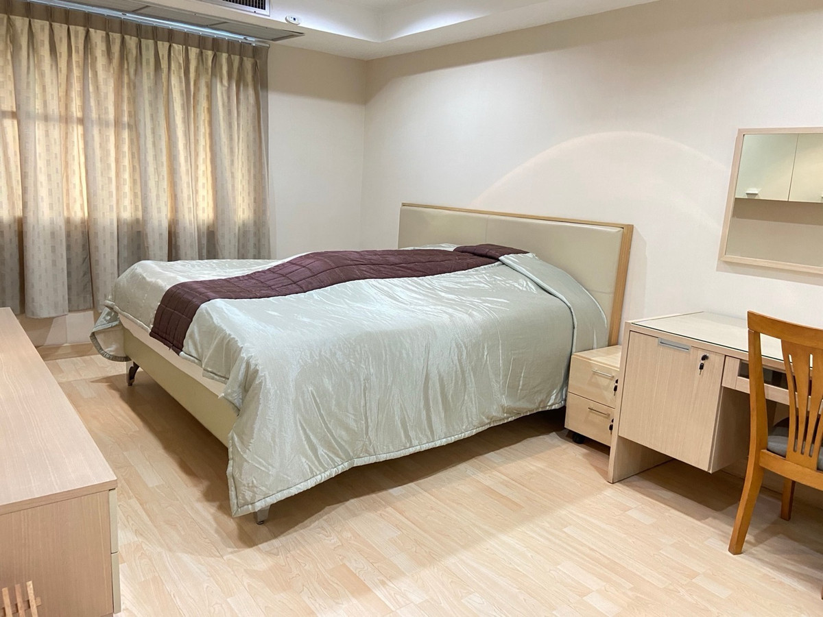 For SaleCondoSukhumvit, Asoke, Thonglor : For sale with tenant Royal Castle Sukhumvit 500 meters to BTS Phrom Phong 
 3 bedrooms, 2 bathrooms 
 140 square meters.