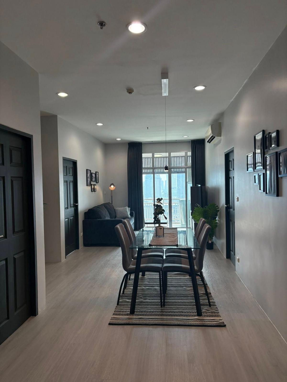 For RentCondoRatchathewi,Phayathai : 🔥 HOT RARE ITEM | Chewathai Ratchaprarop — 3 Bed, rare room in the heart of Ratchaprarop. A special unit that cant be found anywhere else! A wide area of ​​114 sq m. with fixed parking for up to 2 cars, meeting the needs of large families in the heart of 