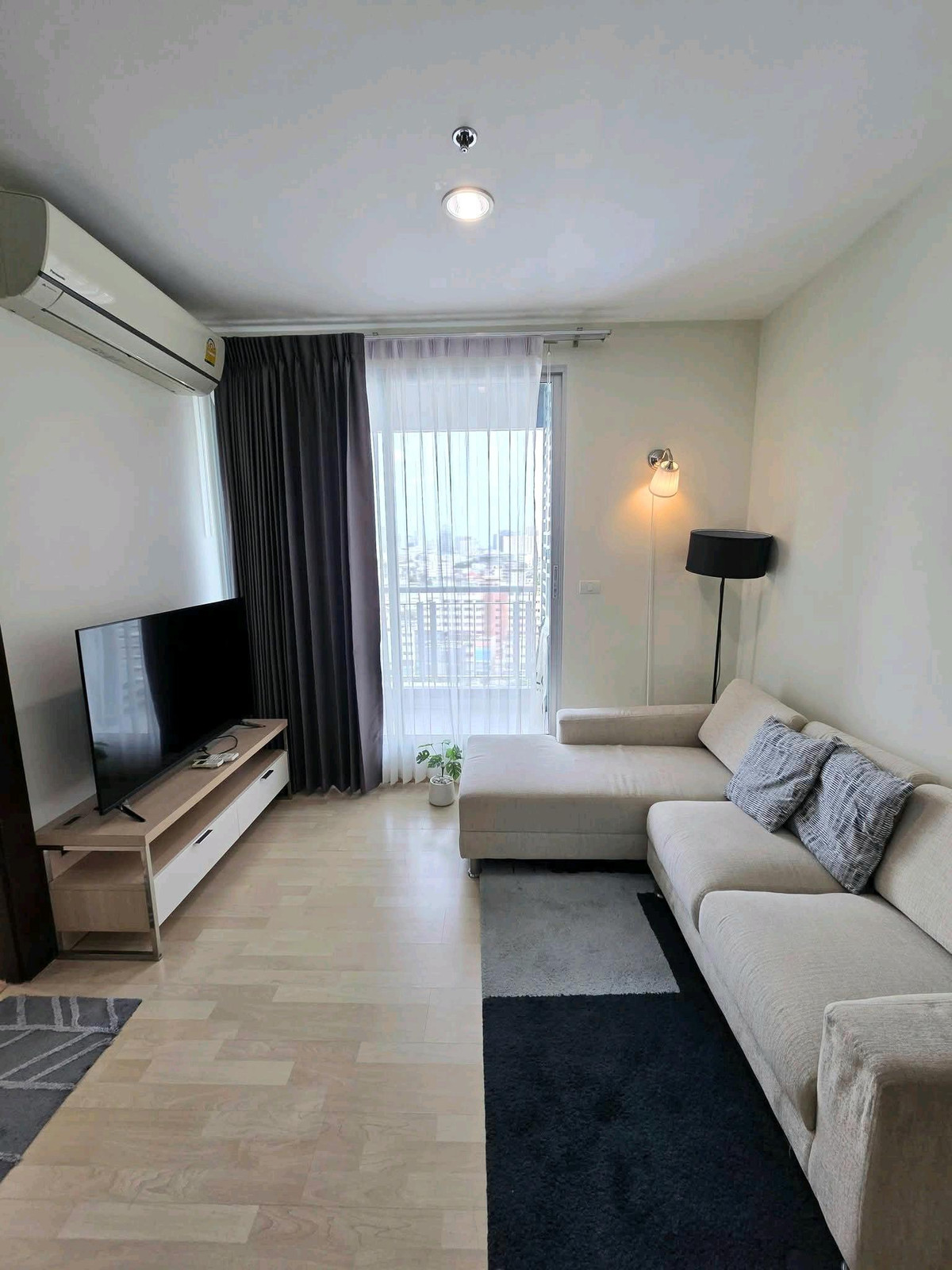 For RentCondoRatchadapisek, Huaikwang, Suttisan : Condo for rent, Rhythm Ratchada, next to MRT Ratchada.