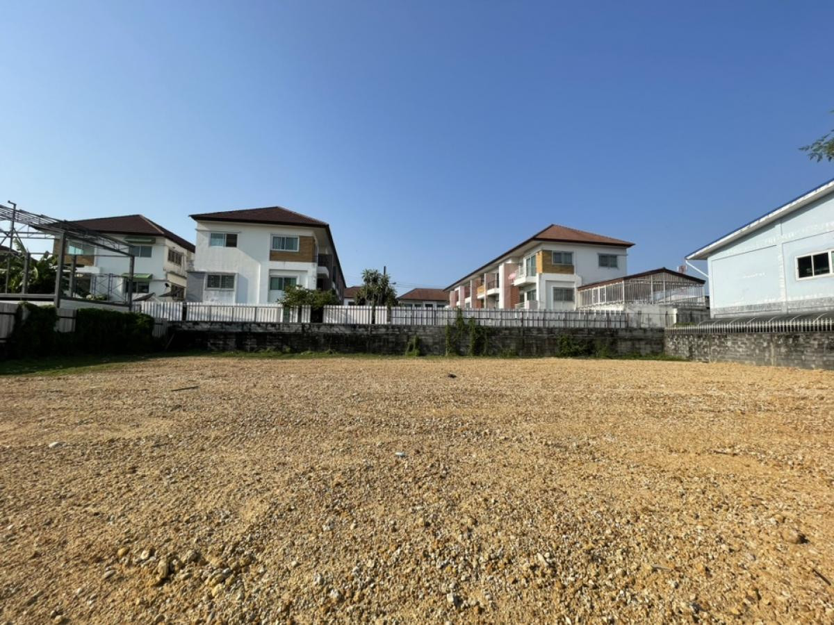 ขายที่ดินอ่อนนุช อุดมสุข : 🏞️ขายที่ดินรูปสี่เหลี่ยมผืนผ้าแปลงสวยถมแล้วย่านอ่อนนุช ขนาด 2งาน 1ตรว.  เดินทางสะดวก ใกล้แหล่งชุมชน สามารถเข้าออกได้จากทั้งถนนอ่อนนุชและถนนพัฒนาการ