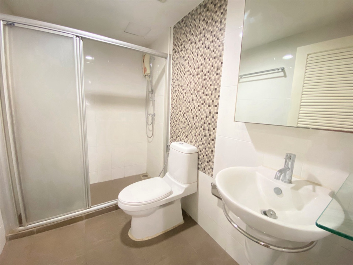 For SaleCondoSukhumvit, Asoke, Thonglor : For sale with tenant Royal Castle Sukhumvit 500 meters to BTS Phrom Phong 
 3 bedrooms, 2 bathrooms 
 140 square meters.