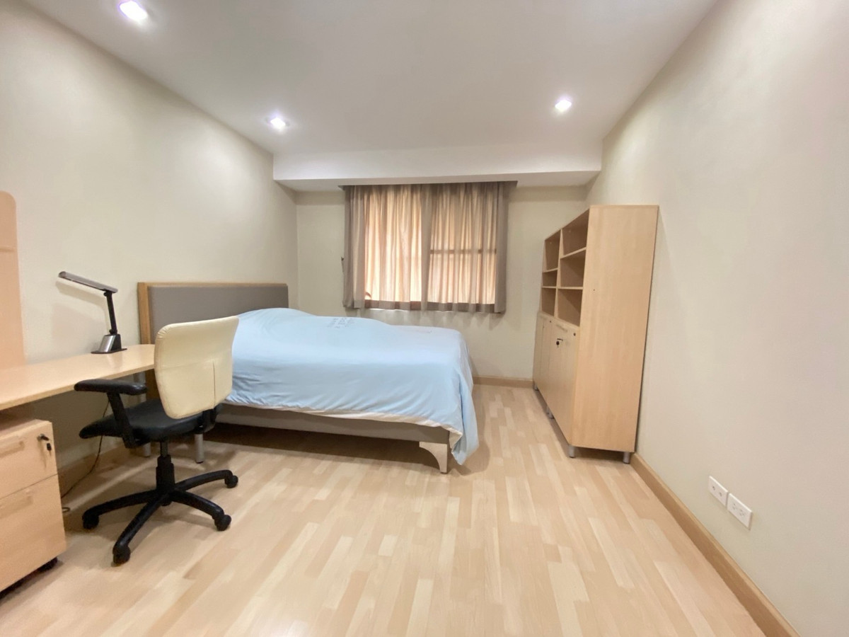 For SaleCondoSukhumvit, Asoke, Thonglor : For sale with tenant Royal Castle Sukhumvit 500 meters to BTS Phrom Phong 
 3 bedrooms, 2 bathrooms 
 140 square meters.