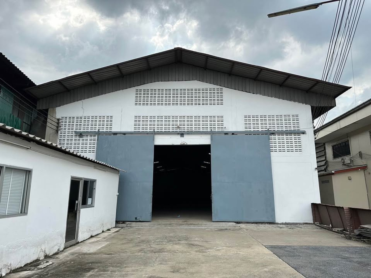 For RentWarehouseRama 2, Bang Khun Thian : Warehouse/factory for rent Usable area 1,100 sq m. Rama 2 Road, Km. 25, near Central Mahachai.