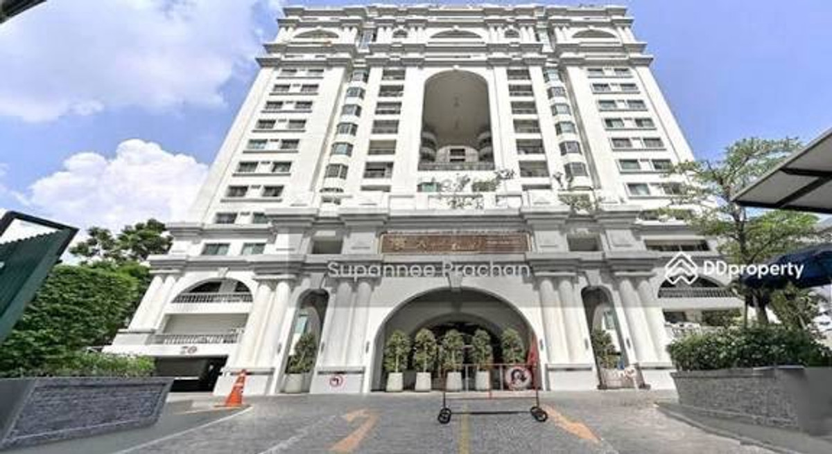 For SaleCondoSukhumvit, Asoke, Thonglor : For sale with tenant Royal Castle Sukhumvit 500 meters to BTS Phrom Phong 
 3 bedrooms, 2 bathrooms 
 140 square meters.