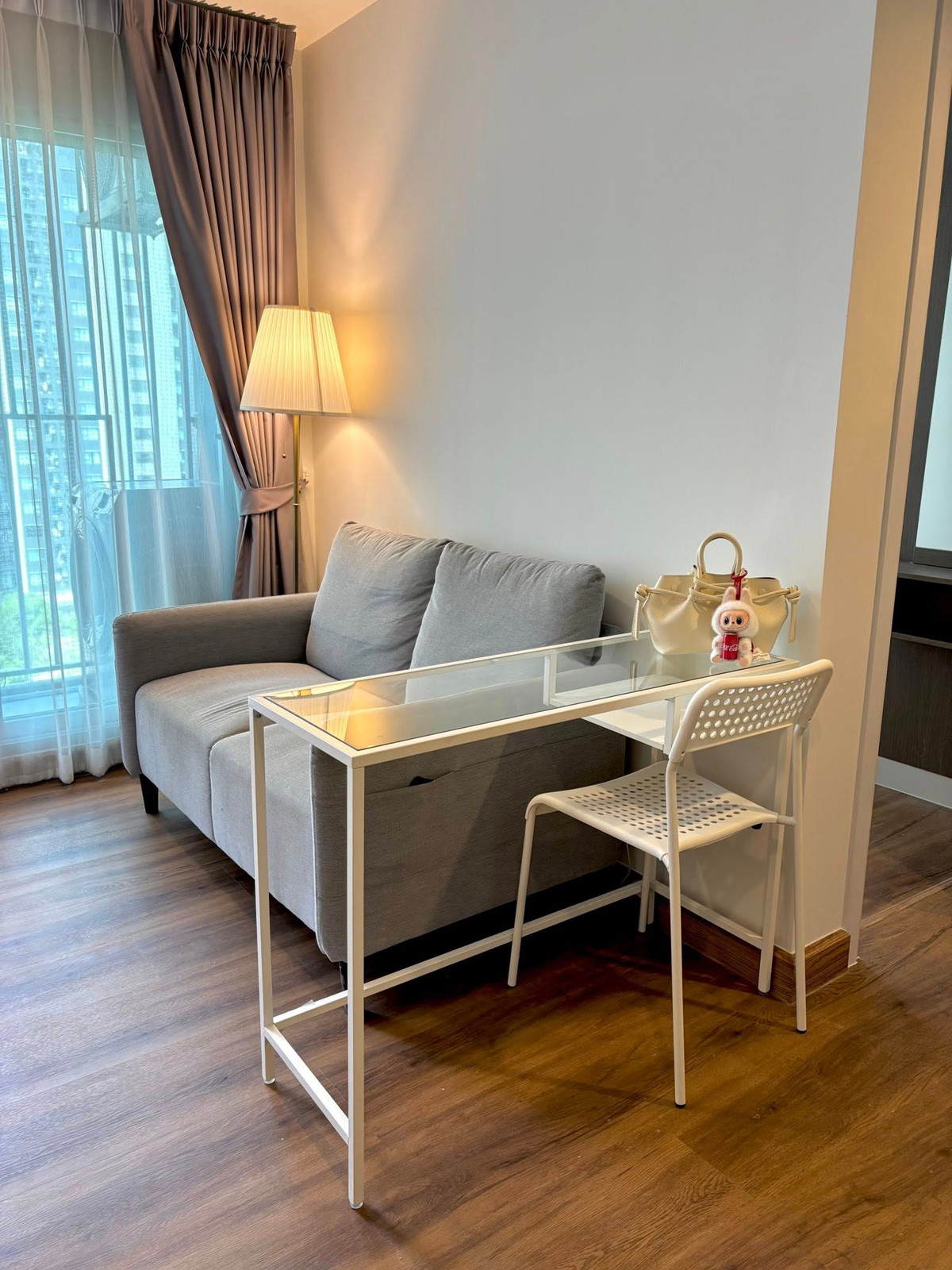 For RentCondoSamut Prakan,Samrong : For rent 📍 The Trust Condo @BTS Erawan 📍 Fully furnished with appliances. Near BTS Erawan.