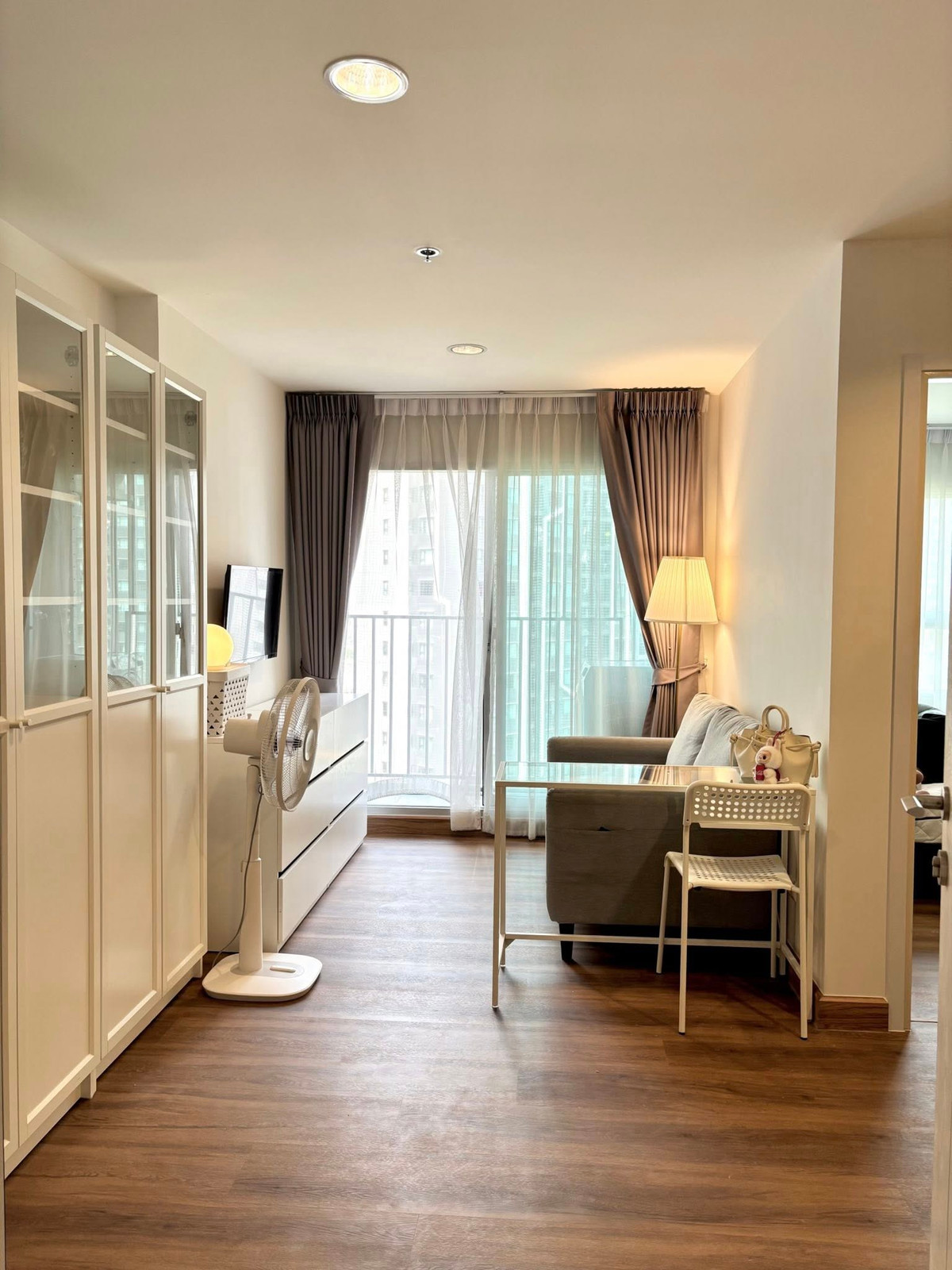 For RentCondoSamut Prakan,Samrong : For rent 📍 The Trust Condo @BTS Erawan 📍 Fully furnished with appliances. Near BTS Erawan.