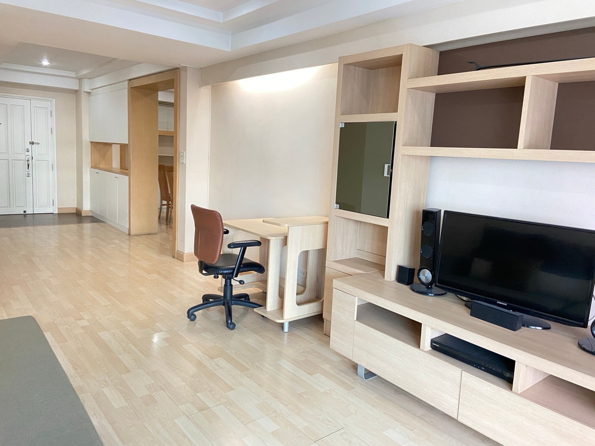 For SaleCondoSukhumvit, Asoke, Thonglor : For sale with tenant Royal Castle Sukhumvit 500 meters to BTS Phrom Phong 
 3 bedrooms, 2 bathrooms 
 140 square meters.