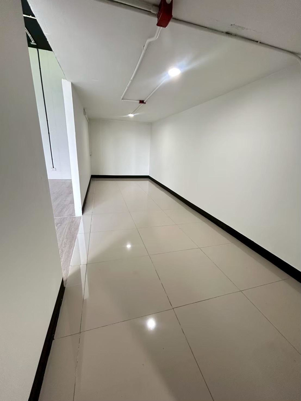 ให้เช่าสำนักงานสาทร นราธิวาส : Office for Rent มีหลายแบบหลายขนาด 100-300 ตร.ม. เริ่มต้น 250 บาท/ตร.ม. ย่านพระราม 3  จดทะเบียนบริษัทได้ เดินทางสะดวก เดินถึง Lotus ตรงข้ามเซ็นทรัล ทางด่วนขั้น2 แค่ปากซอย