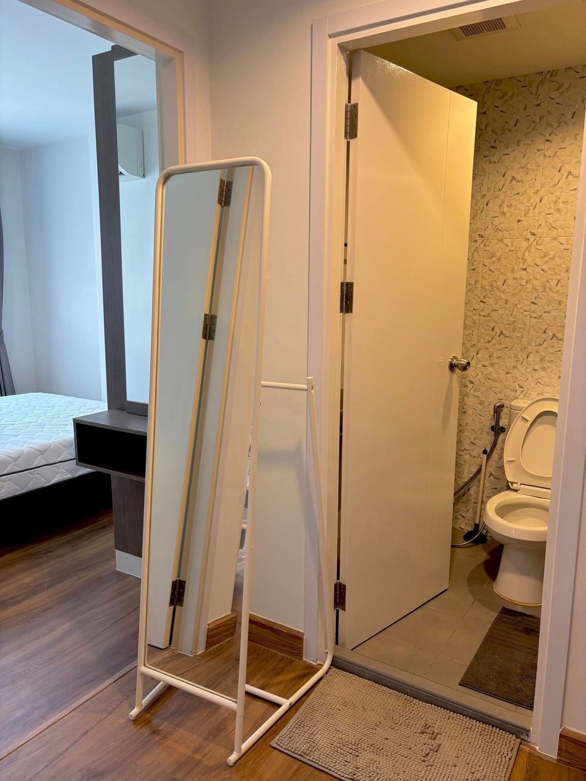 For RentCondoSamut Prakan,Samrong : For rent 📍 The Trust Condo @BTS Erawan 📍 Fully furnished with appliances. Near BTS Erawan.