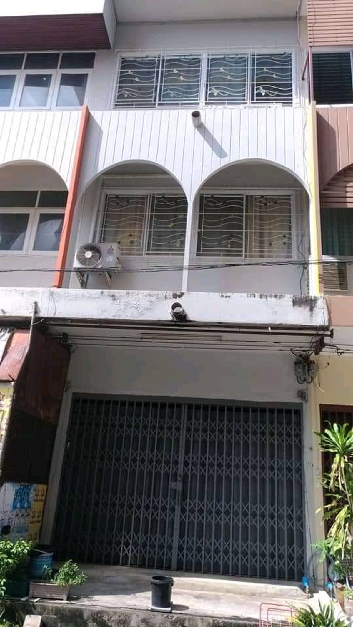 For SaleShop HouseKaset Nawamin,Ladplakao : Urgent sale! Commercial building, 1 unit, 3 and a half floors, Nawamin 75.