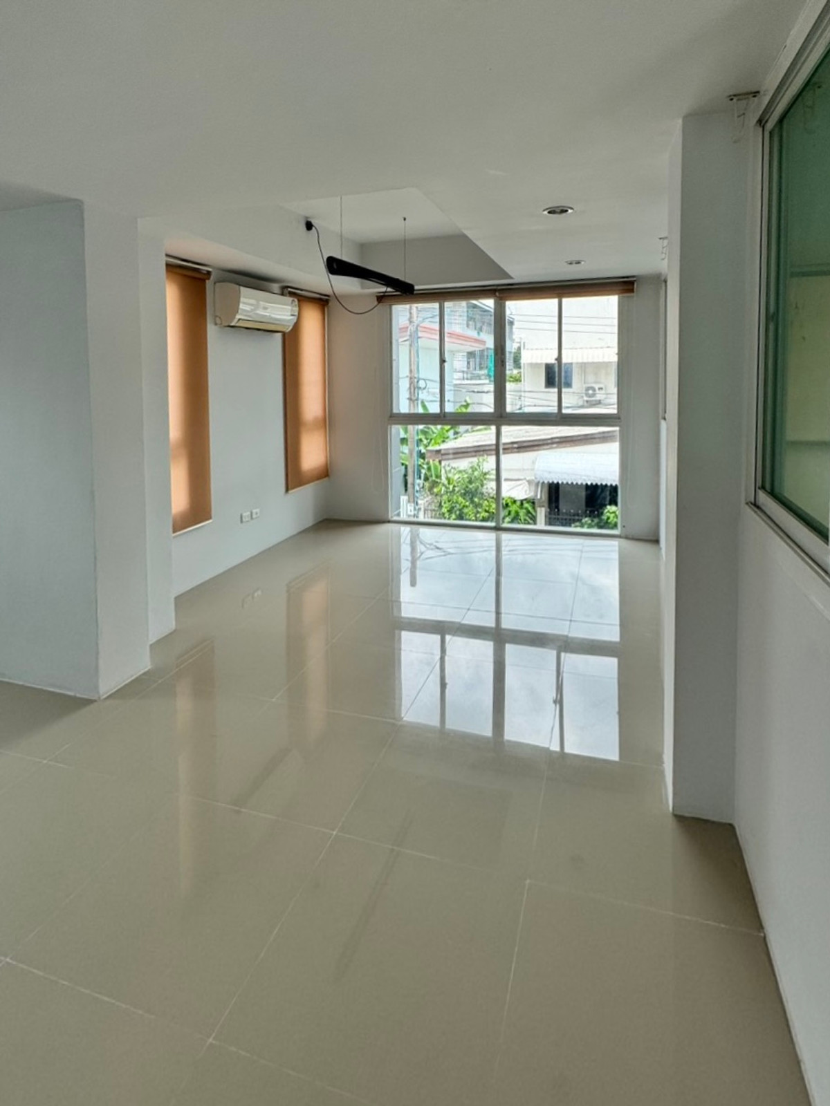 ให้เช่าทาวน์โฮมพระราม 9 เพชรบุรีตัดใหม่ RCA : ให้เช่า ทาวน์โฮม เอกมัย – ปรีดี พนมยงค์ 31 ทำเลโฮมออฟฟิศ / อยู่อาศัยใจกลางเมือง เนื้อที่ 27 ตารางวา พื้นที่ใช้สอย 178 ตร.ม.  3 ห้องนอน 3 ห้องน้ำ