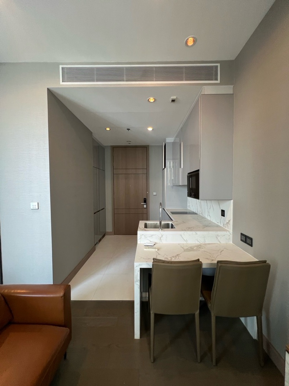 For RentCondoRama9, Petchburi, RCA : Best price in the market, 35 sq m, only 20,000 / month!!!