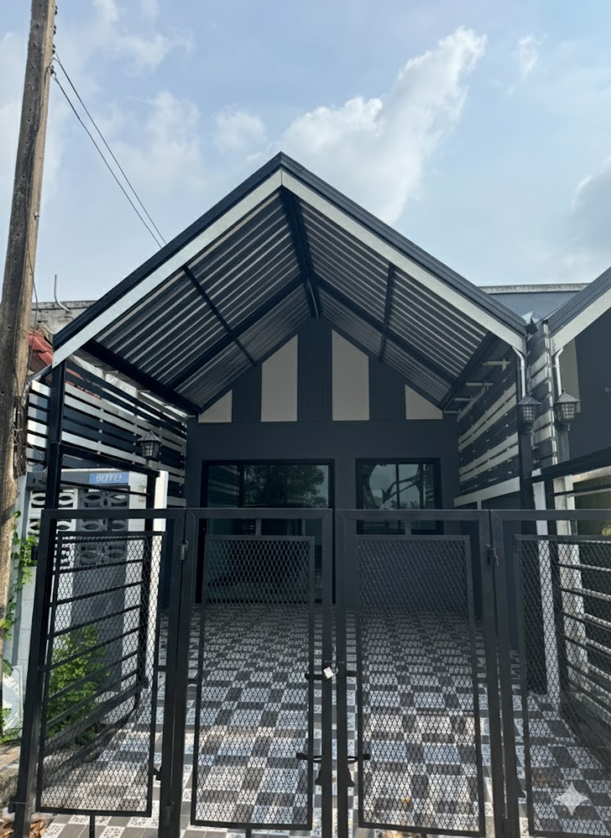 For SaleTownhomePathum Thani,Rangsit, Thammasat : Single-storey townhouse for sale Sangtawan Village, Rangsit, Khlong 11, has a garden area in front of the house.