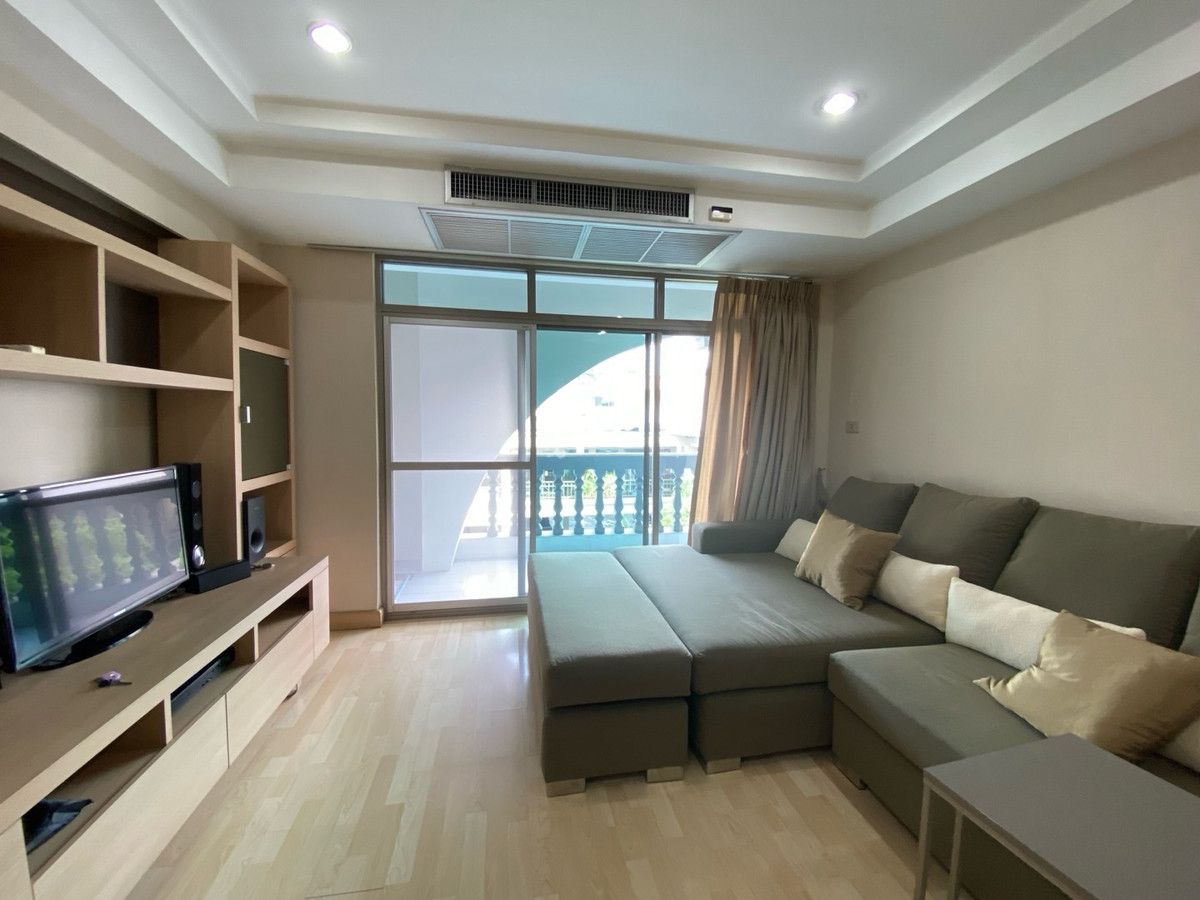 For SaleCondoSukhumvit, Asoke, Thonglor : For sale with tenant Royal Castle Sukhumvit 500 meters to BTS Phrom Phong 
 3 bedrooms, 2 bathrooms 
 140 square meters.